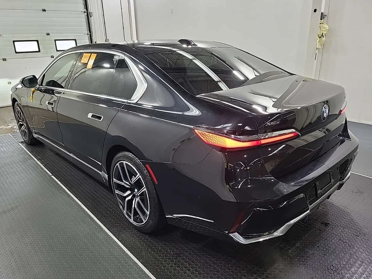 BMW 750 E XDRIVE| SWAROWSKI| HUD| MAСАЖИ ОТЗАД| 2 КЛЮЧА| , снимка 4 - Автомобили и джипове - 54097020