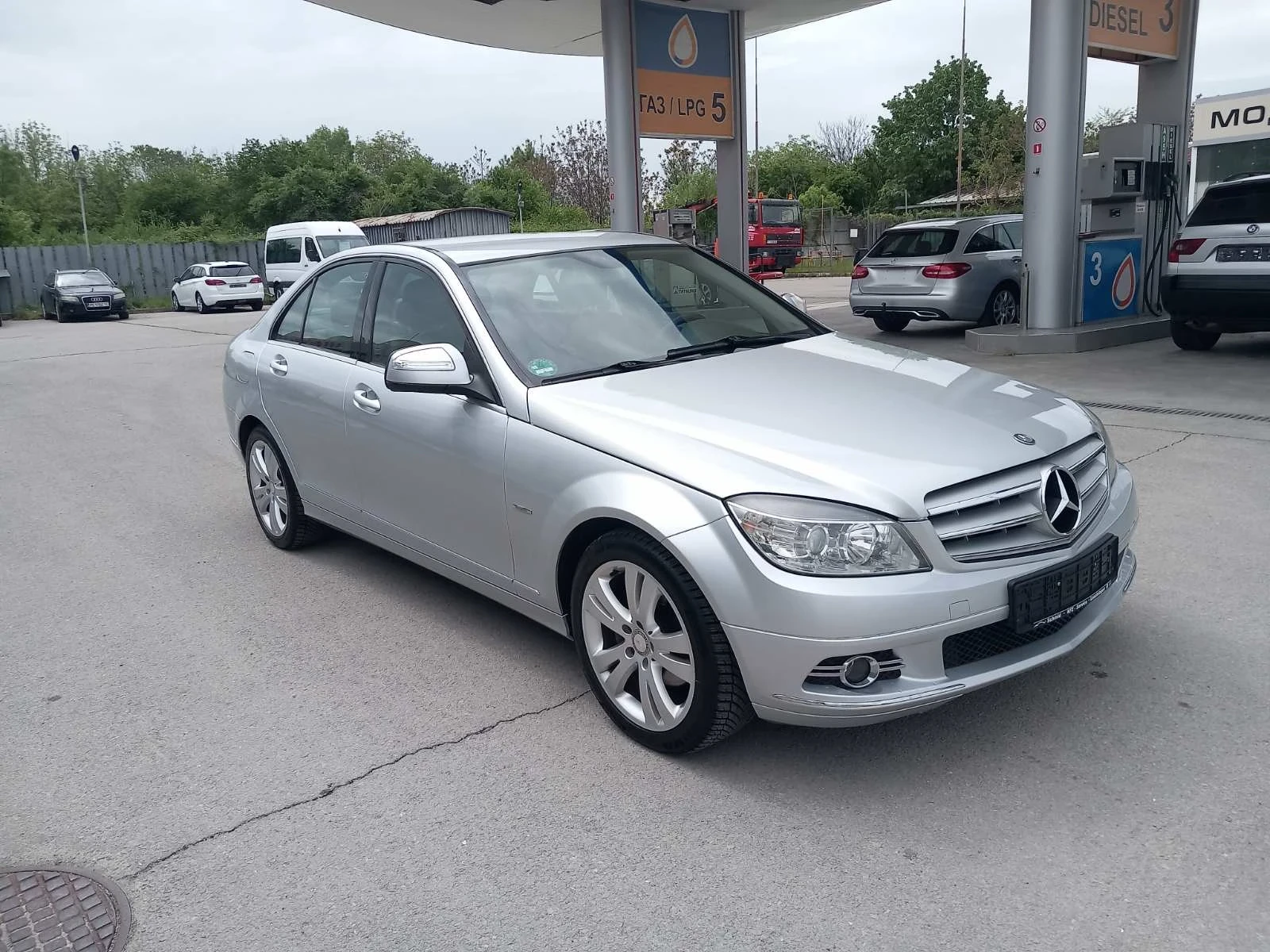 Mercedes-Benz C 220, снимка 2 - Автомобили и джипове - 54477347
