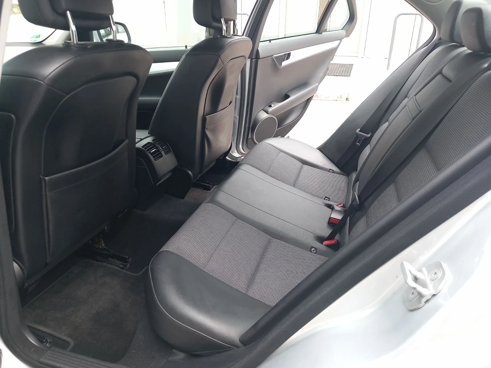 Mercedes-Benz C 220, снимка 9 - Автомобили и джипове - 54477347