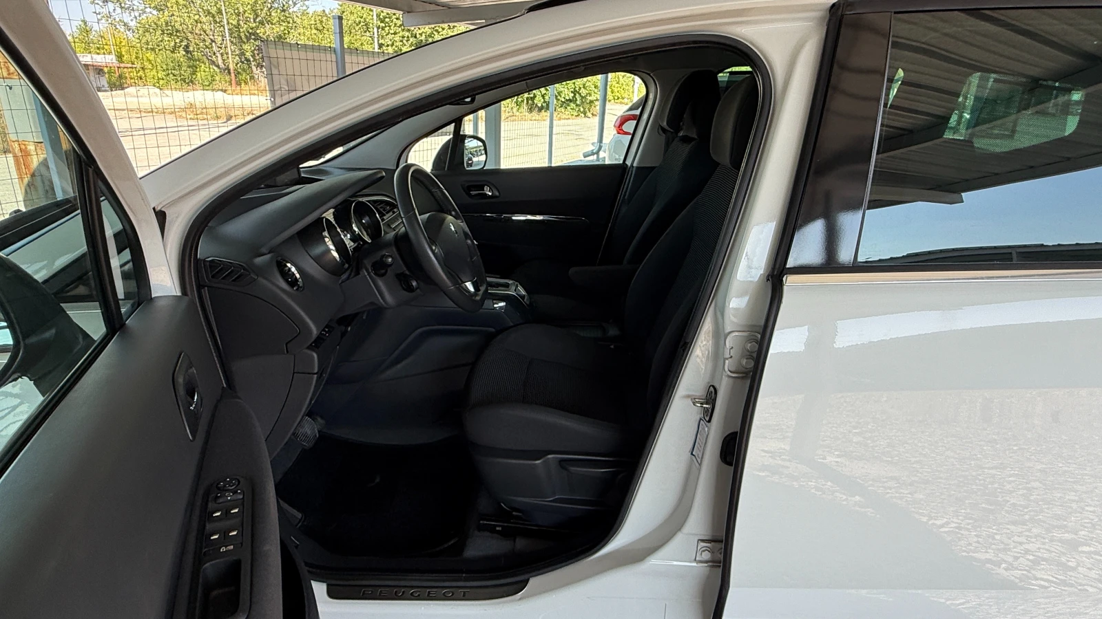 Peugeot 5008 2.0HDI-163кс/ПАНОРАМА/NAVI/7м/ВНОС ОТ ИТАЛИЯ, снимка 12 - Автомобили и джипове - 55637023