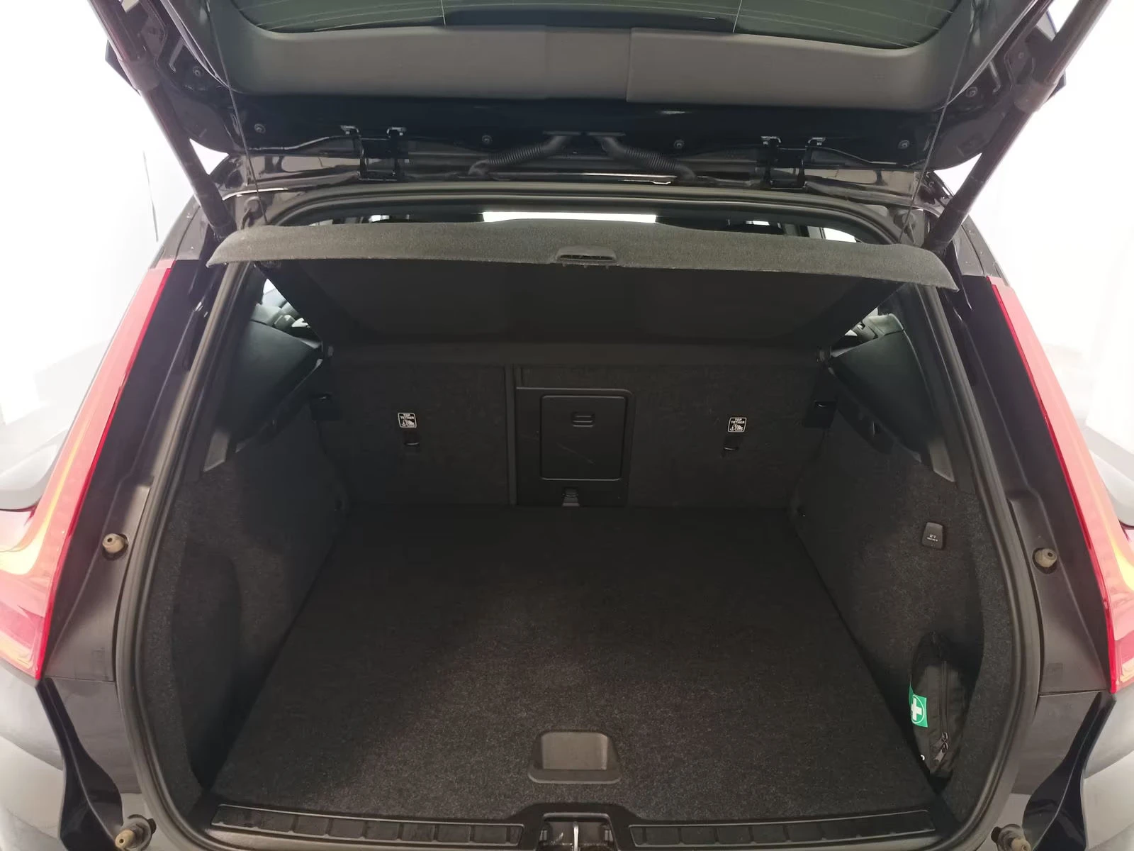 Volvo XC40 T5-TWIN/261HP/NAVI/HUD/LED/CAM/DIGI/KLESS/167g - изображение 6