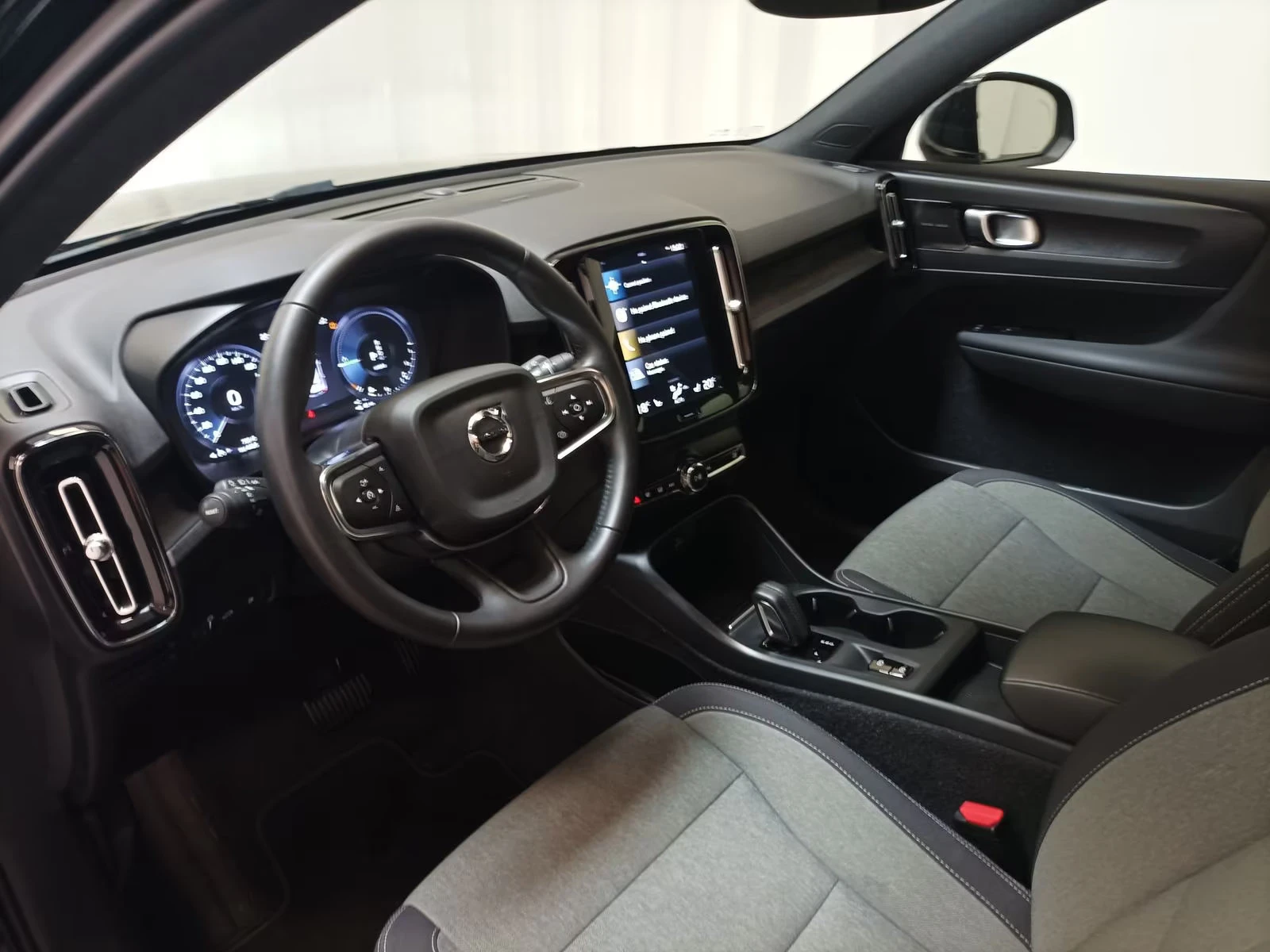 Volvo XC40 T5-TWIN/261HP/NAVI/HUD/LED/CAM/DIGI/KLESS/167g - изображение 7