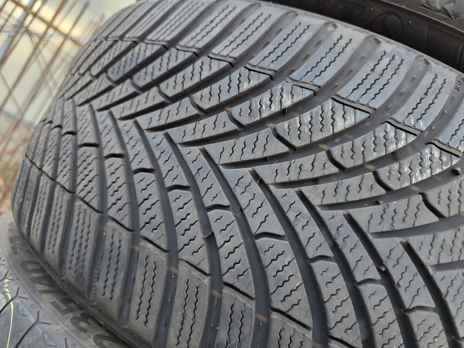 Гуми Зимни 225/40R18, снимка 4 - Гуми и джанти - 56735364