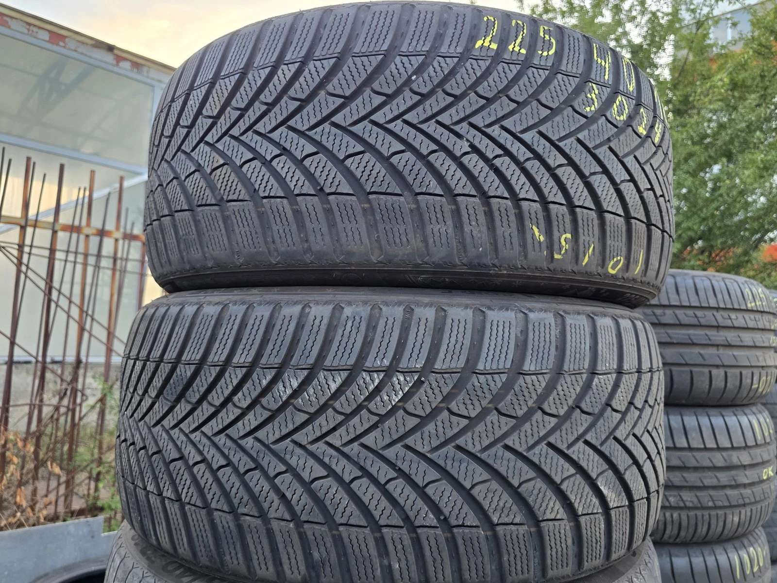 Гуми Зимни 225/40R18, снимка 3 - Гуми и джанти - 56735364