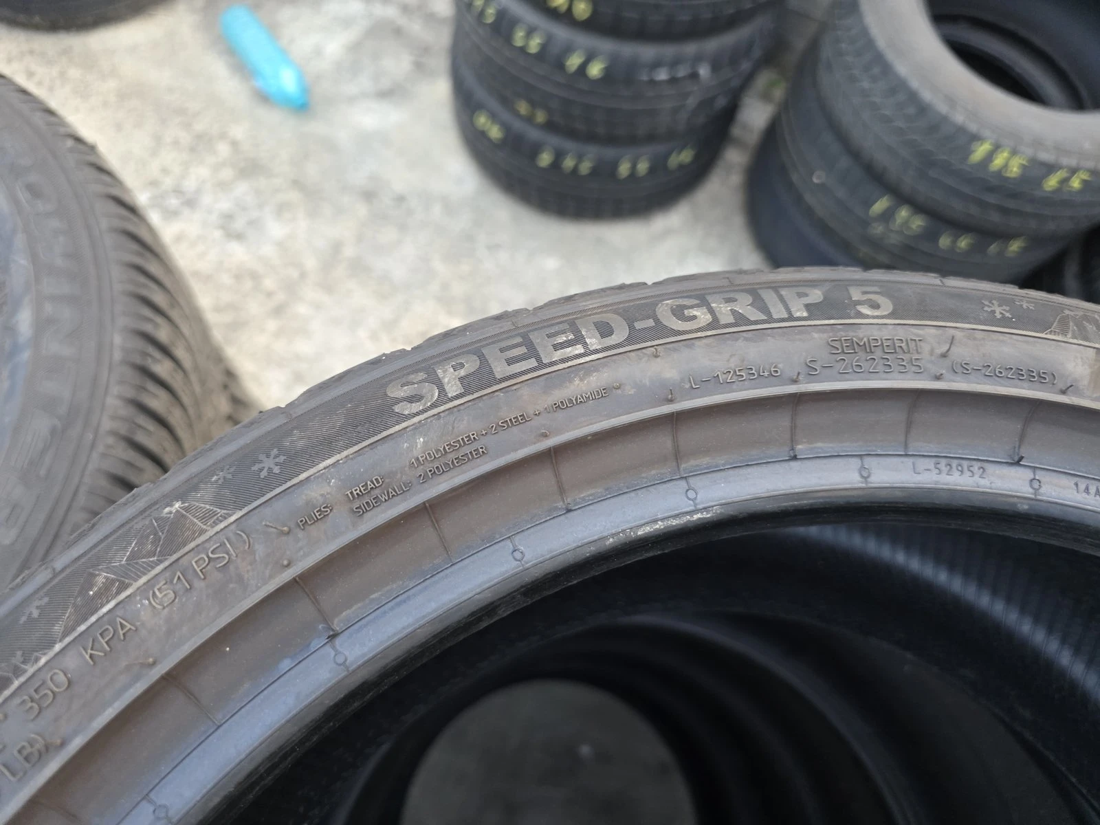 Гуми Зимни 225/40R18, снимка 7 - Гуми и джанти - 56735364