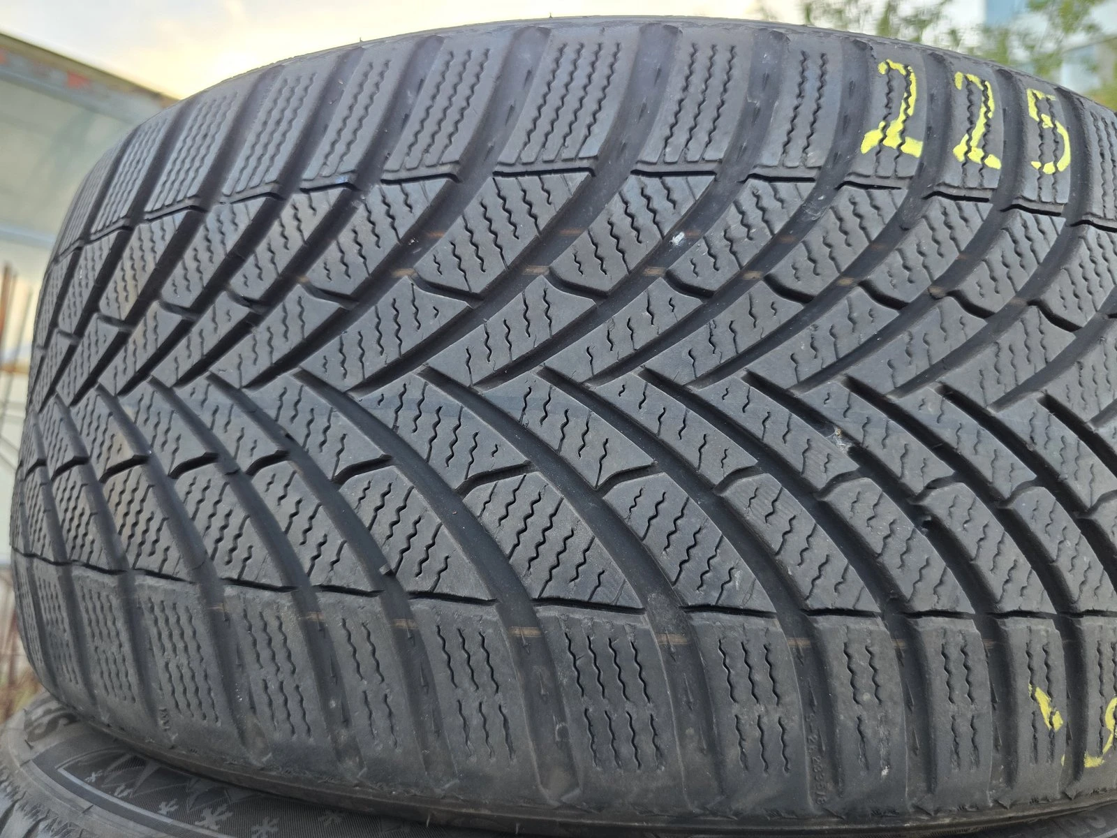 Гуми Зимни 225/40R18, снимка 2 - Гуми и джанти - 56735364