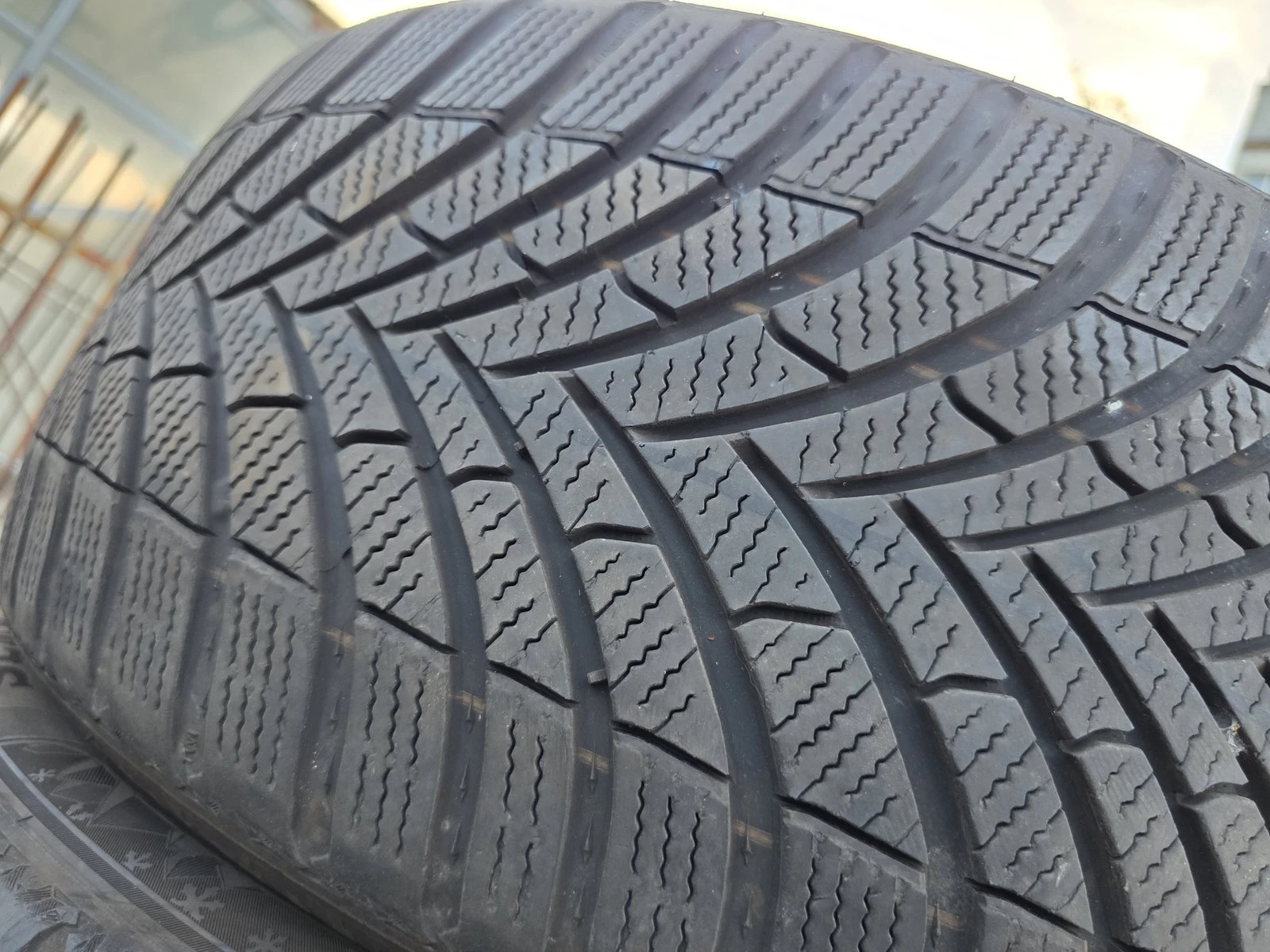 Гуми Зимни 225/40R18, снимка 5 - Гуми и джанти - 56735364