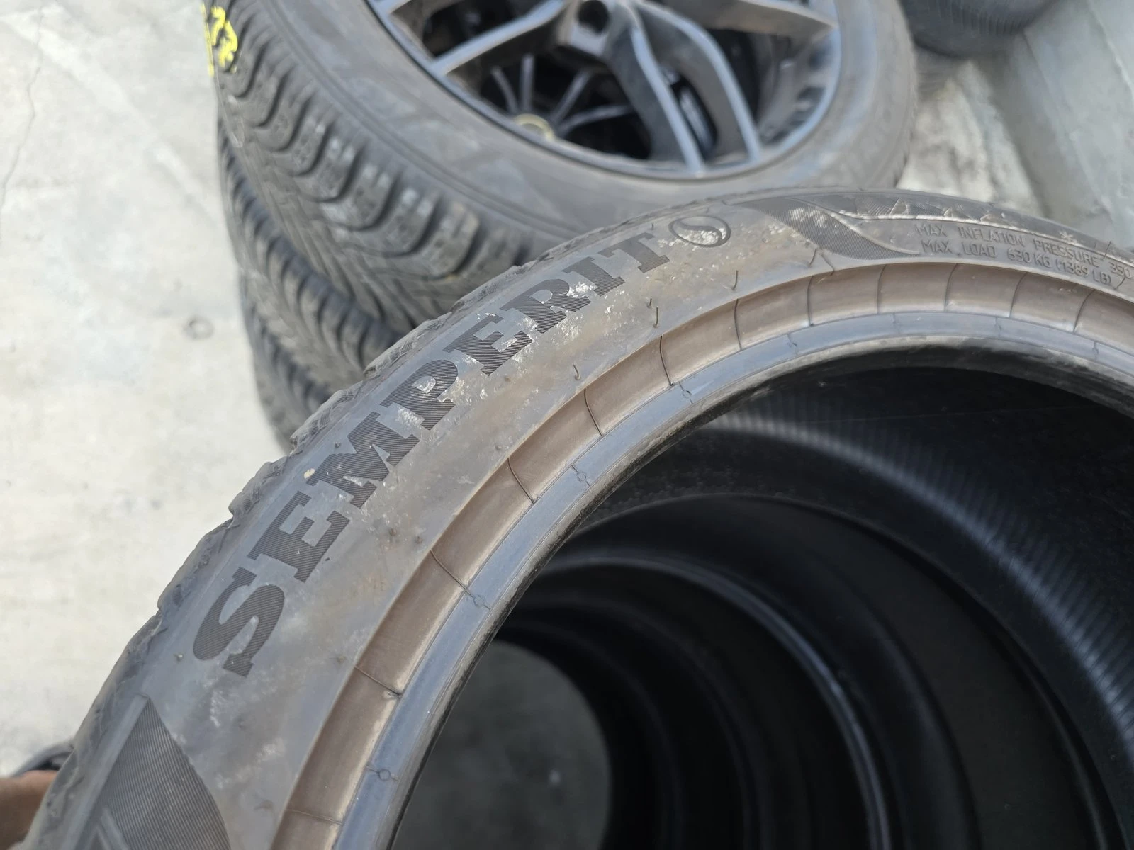 Гуми Зимни 225/40R18, снимка 8 - Гуми и джанти - 56735364