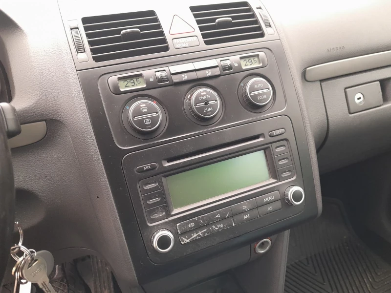 VW Touran, снимка 12 - Автомобили и джипове - 52680766