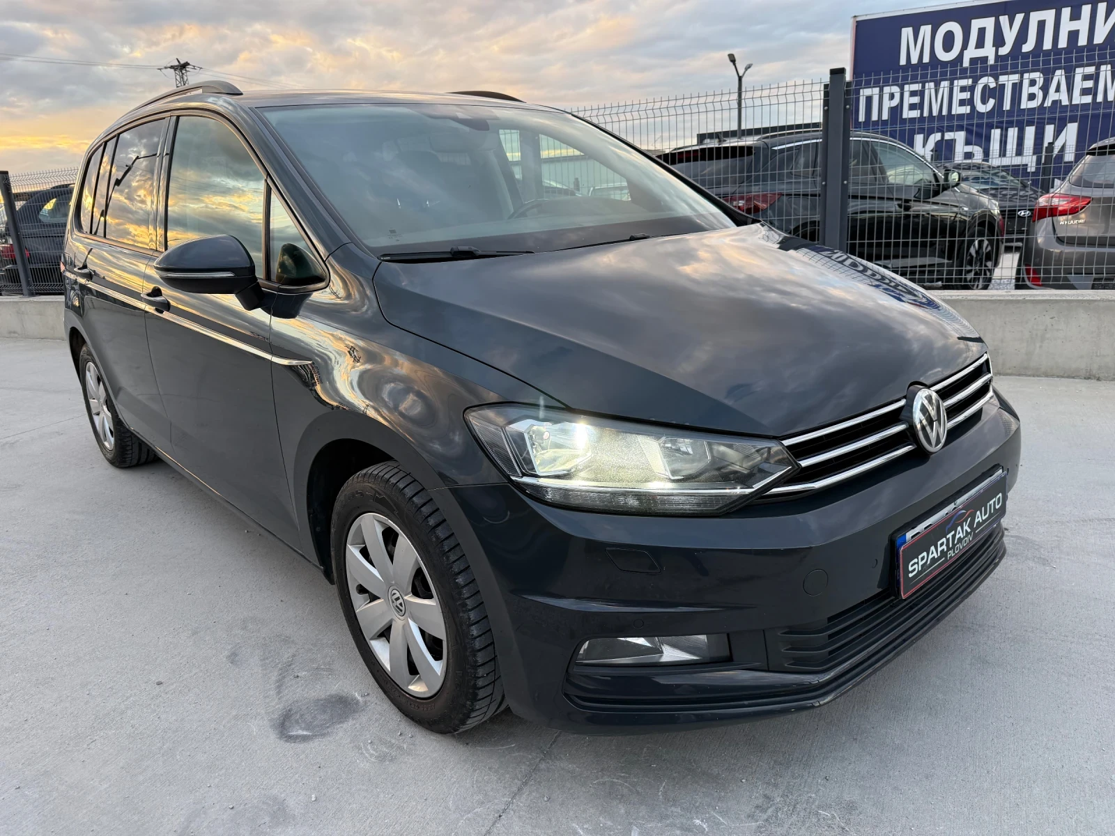 VW Touran 1.6D* 2017г* АВТОМАТИК* Топ Състояние* , снимка 3 - Автомобили и джипове - 54608609