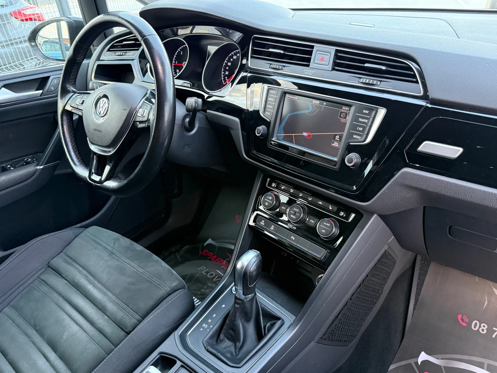 VW Touran 1.6D* 2017г* АВТОМАТИК* Топ Състояние* , снимка 13 - Автомобили и джипове - 54608609