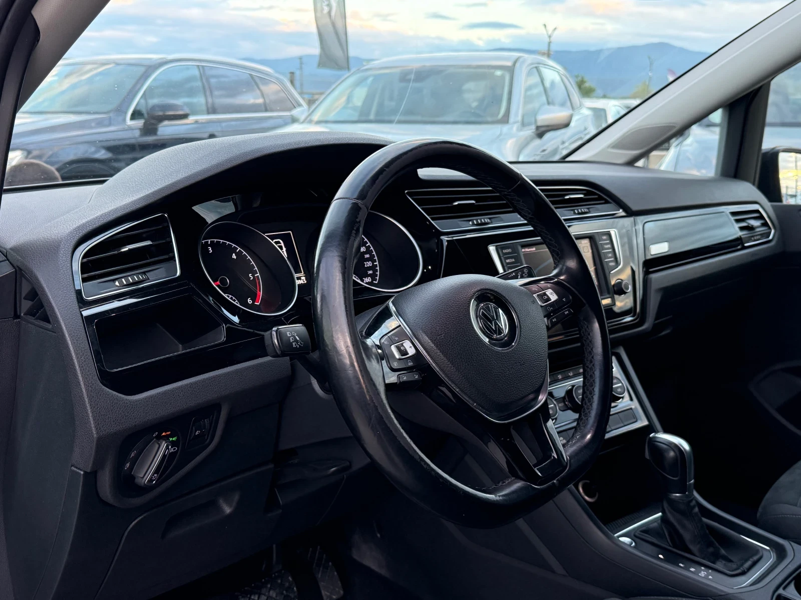 VW Touran 1.6D* 2017г* АВТОМАТИК* Топ Състояние* , снимка 8 - Автомобили и джипове - 54608609