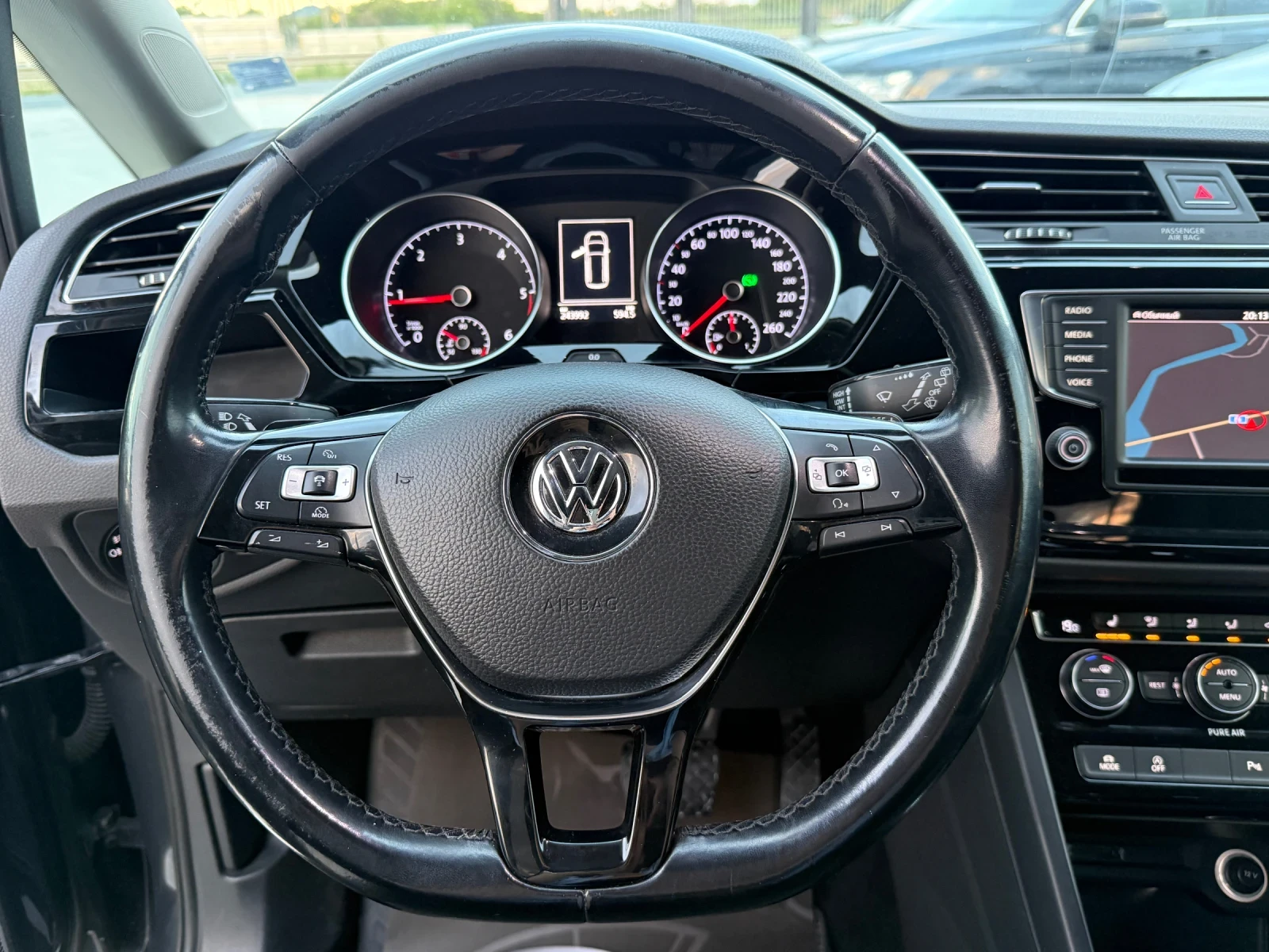 VW Touran 1.6D* 2017г* АВТОМАТИК* Топ Състояние* , снимка 16 - Автомобили и джипове - 54608609