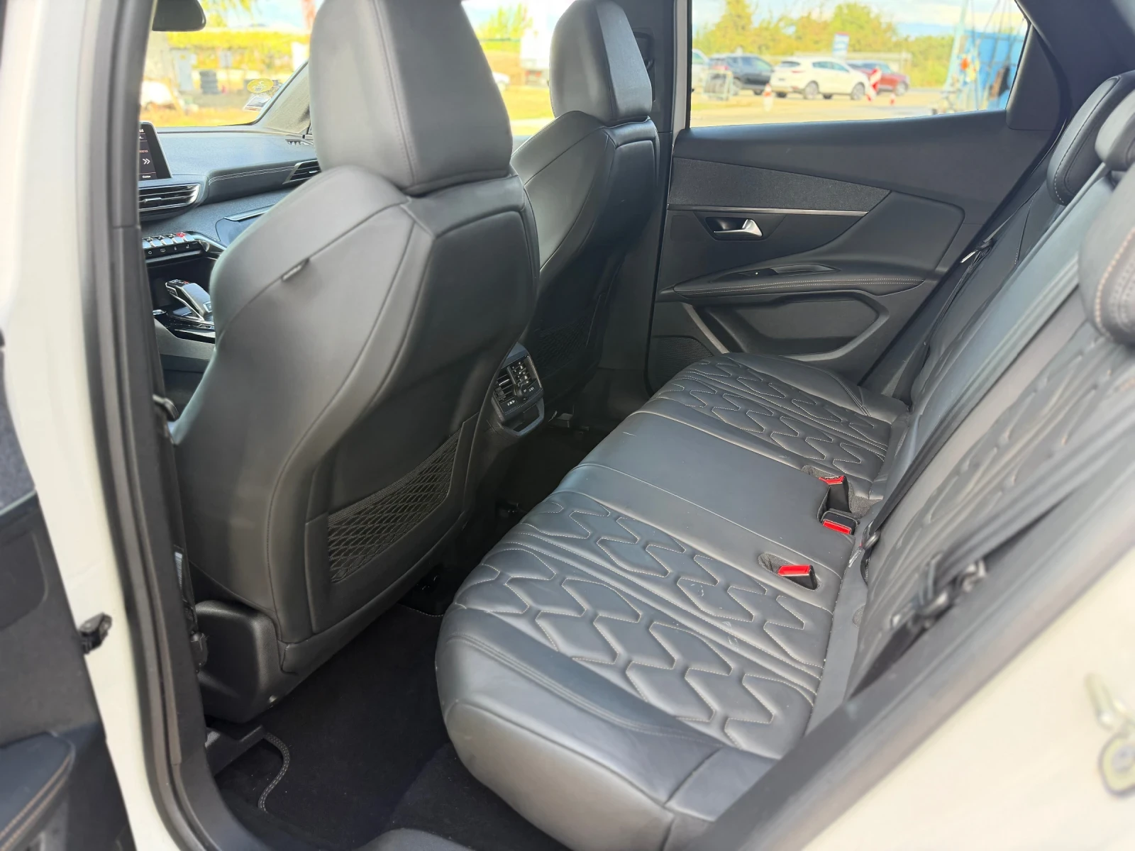 Peugeot 3008 1.5Blue-HDI GT-LINE* 8EAT* Massage* Memory* , снимка 8 - Автомобили и джипове - 56277652