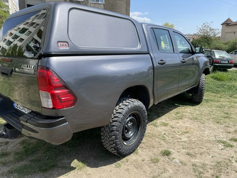 Toyota Hilux 2.4 D, снимка 5 - Автомобили и джипове - 45619516