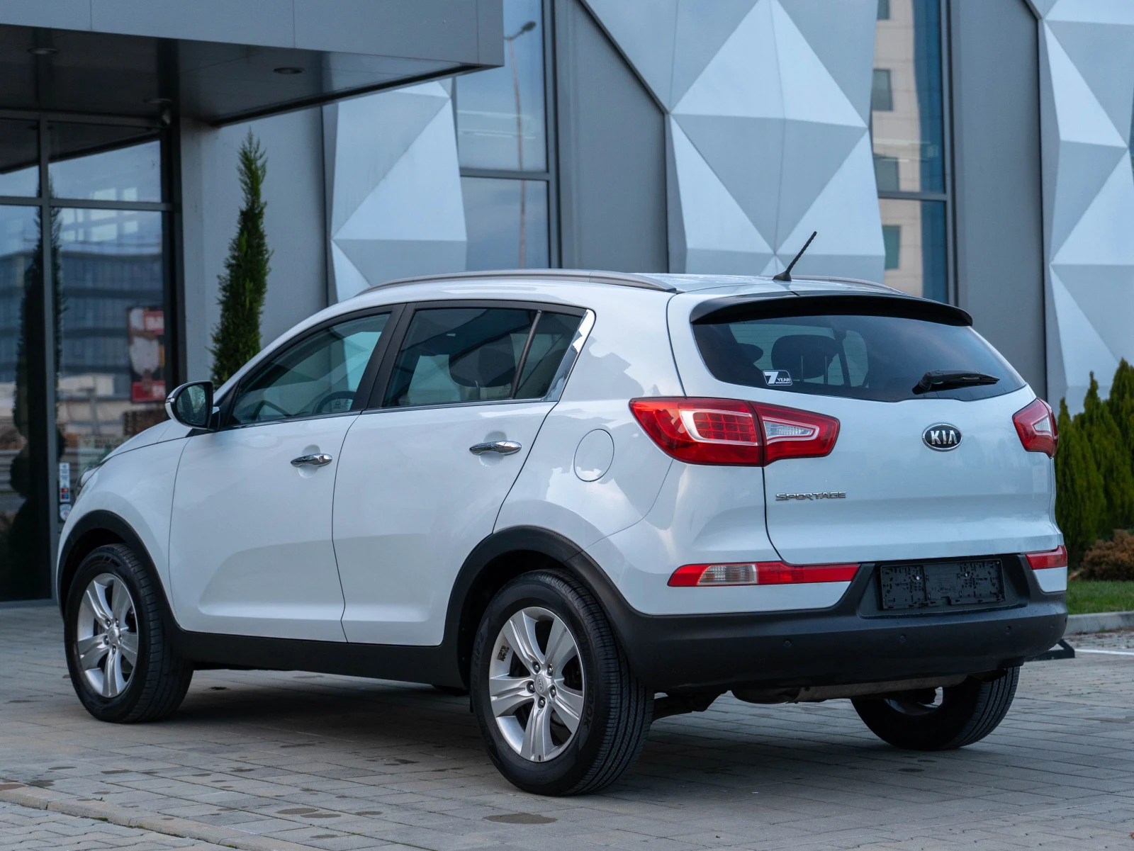 Kia Sportage 106 хил. РЕАЛНИ КИЛОМЕТРИ ПЪЛНА СЕРВИЗНА ИСТОРИЯ - изображение 5
