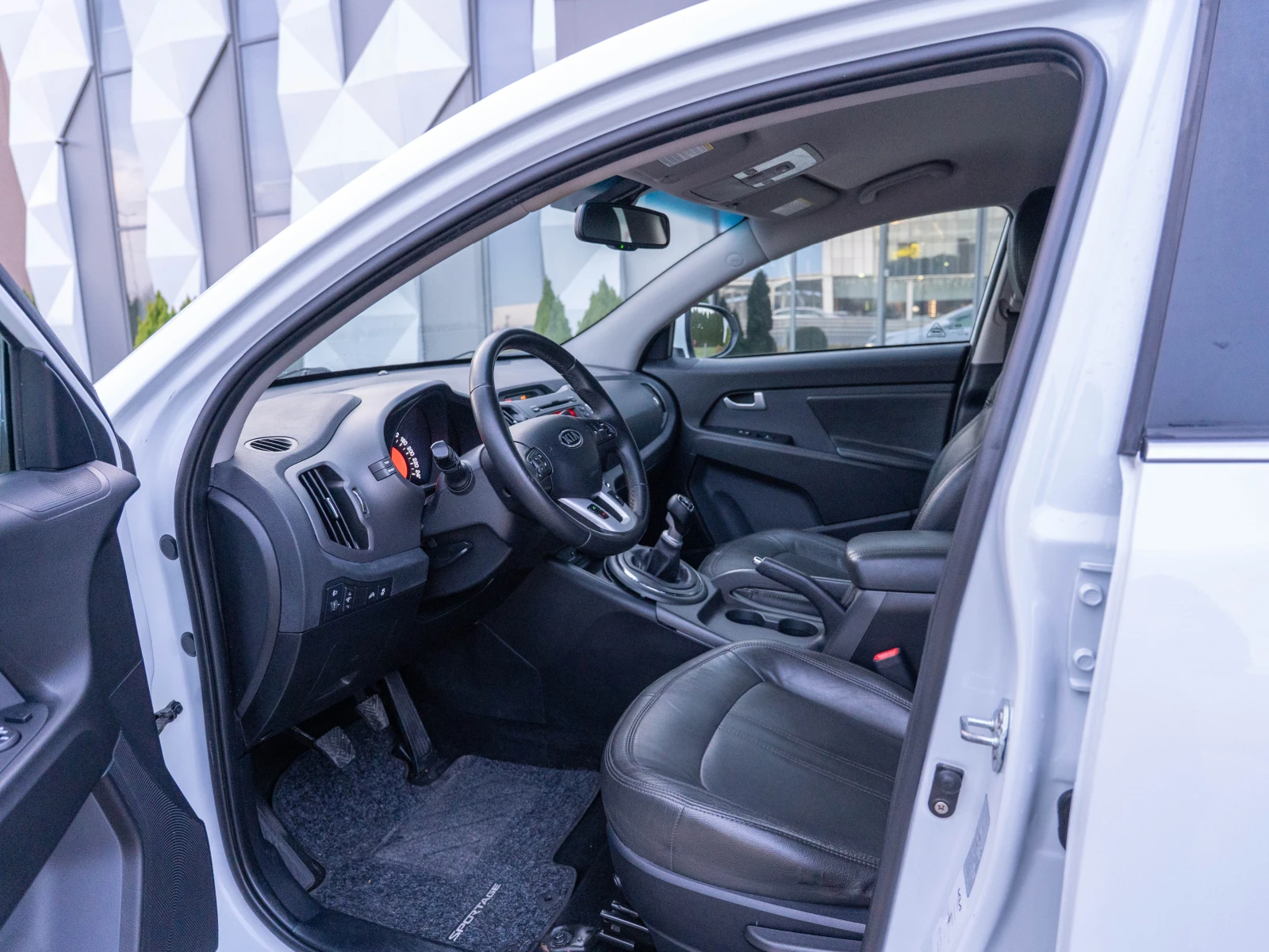 Kia Sportage 106 хил. РЕАЛНИ КИЛОМЕТРИ ПЪЛНА СЕРВИЗНА ИСТОРИЯ - изображение 8