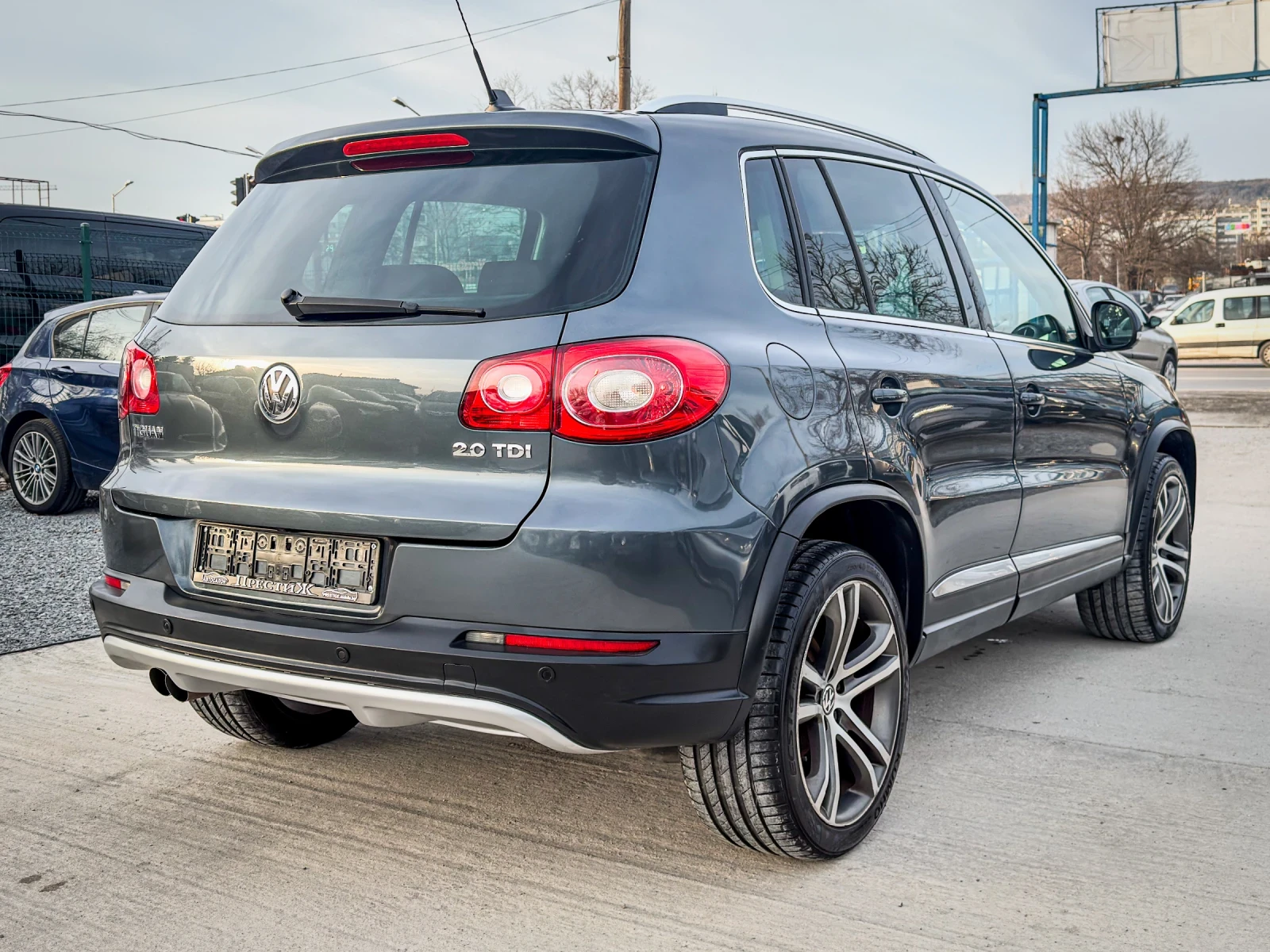 VW Tiguan 2.0TDI - DSG - 4x4 -  TRACK & AVENUE - DYNAUDIO - изображение 4