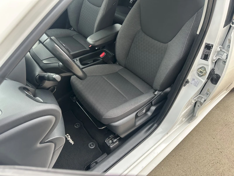 Toyota Yaris 1.5HYBRID, снимка 10 - Автомобили и джипове - 52641130