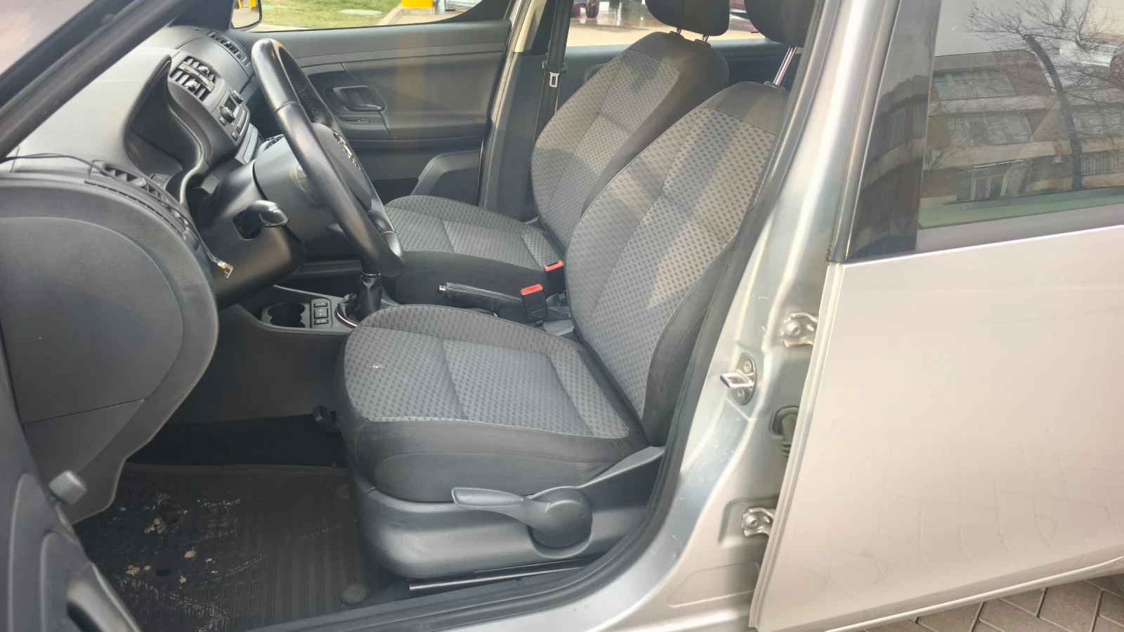 Skoda Roomster 1.2TSi 105кс КЛИМАТРОНИК ПОДГРЕВ Швейцария , снимка 16 - Автомобили и джипове - 53938711