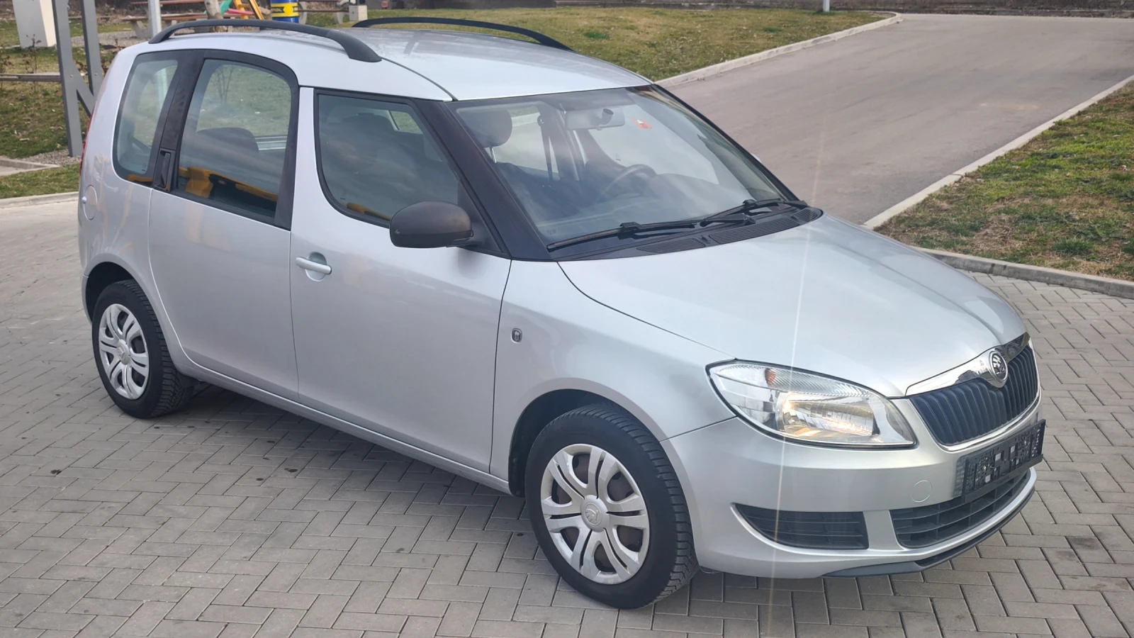 Skoda Roomster 1.2TSi 105кс КЛИМАТРОНИК ПОДГРЕВ Швейцария , снимка 3 - Автомобили и джипове - 53938711