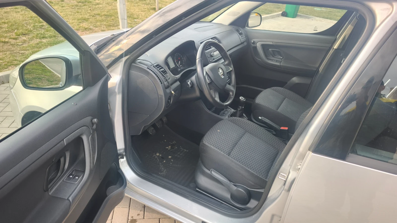 Skoda Roomster 1.2TSi 105кс КЛИМАТРОНИК ПОДГРЕВ Швейцария , снимка 15 - Автомобили и джипове - 53938711