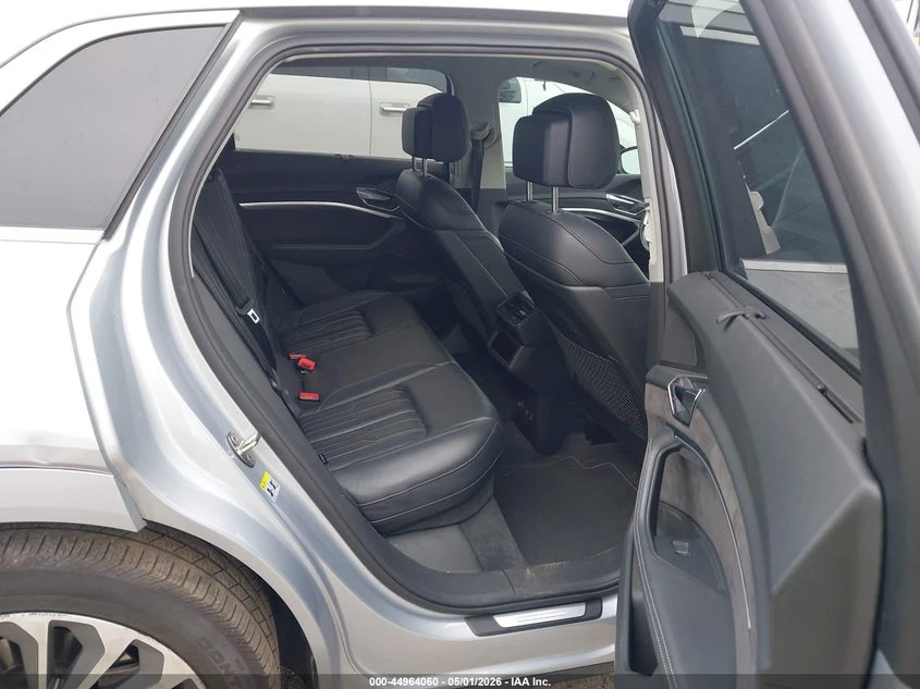 Audi E-Tron Premium Plus, снимка 8 - Автомобили и джипове - 55140034