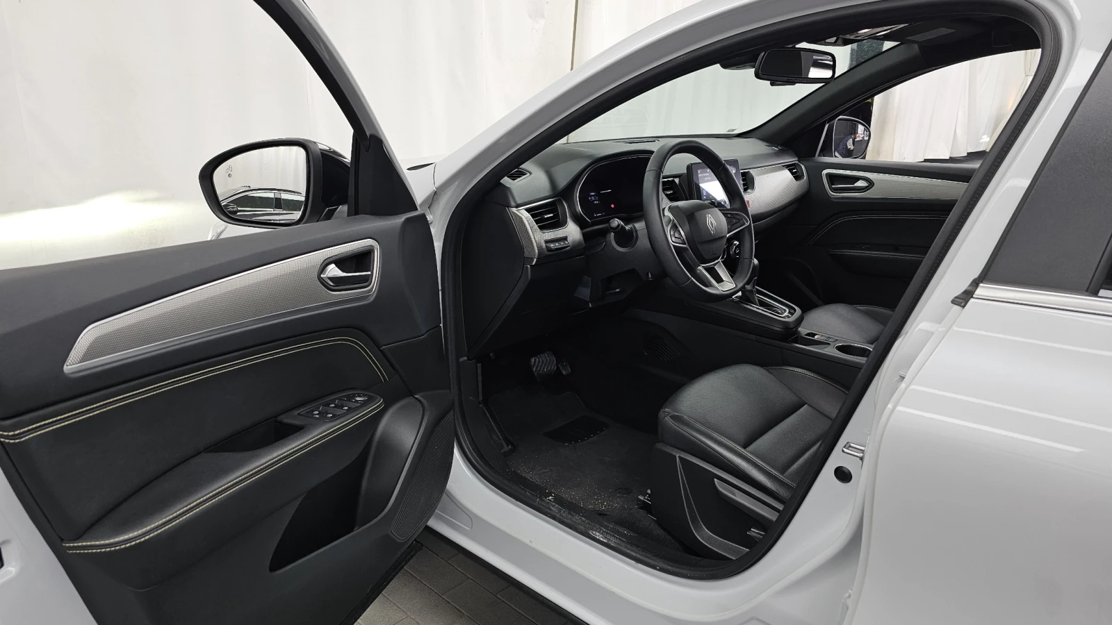 Renault Arkana 1.6* BLIND SPOT* ПОДГРЕВ ВОЛАН* КРАЙНА ЦЕНА, снимка 10 - Автомобили и джипове - 55237003