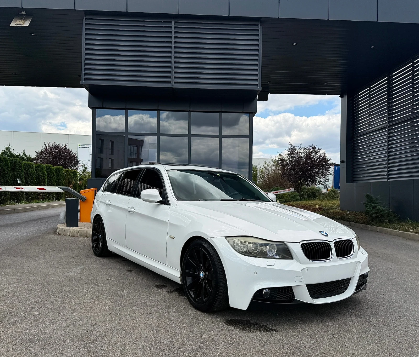 BMW 330 Panorama/Facelift, снимка 3 - Автомобили и джипове - 55393539