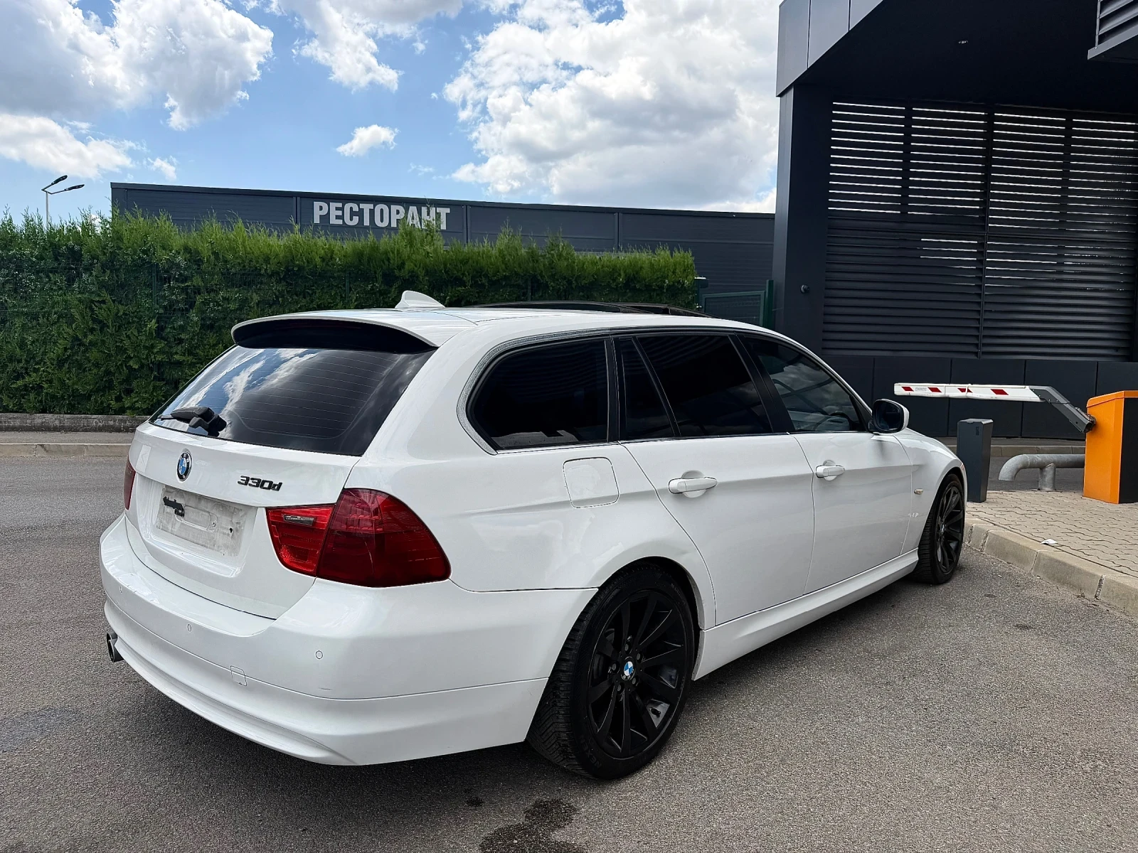 BMW 330 Panorama/Facelift, снимка 8 - Автомобили и джипове - 55393539