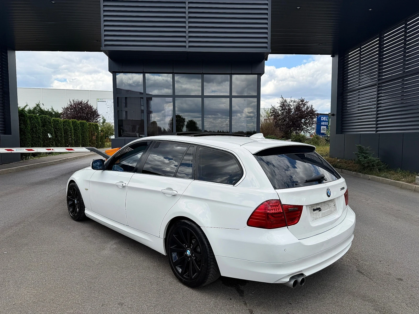 BMW 330 Panorama/Facelift, снимка 7 - Автомобили и джипове - 55393539
