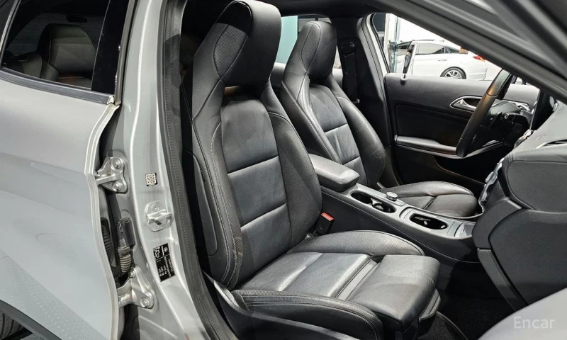 Mercedes-Benz GLA 220, снимка 10 - Автомобили и джипове - 53197526