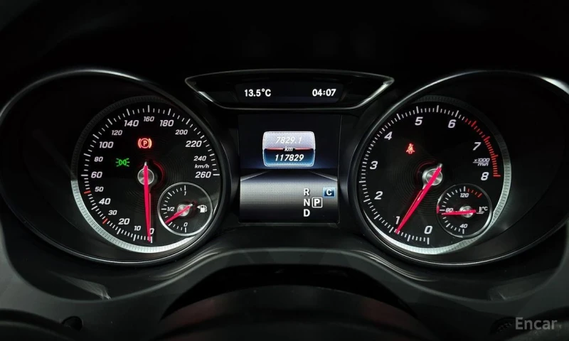 Mercedes-Benz GLA 220, снимка 8 - Автомобили и джипове - 53197526