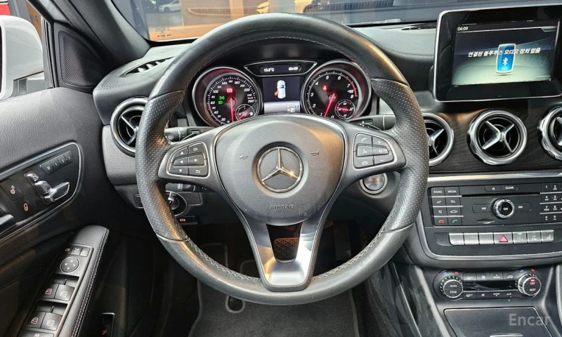 Mercedes-Benz GLA 220, снимка 13 - Автомобили и джипове - 53197526