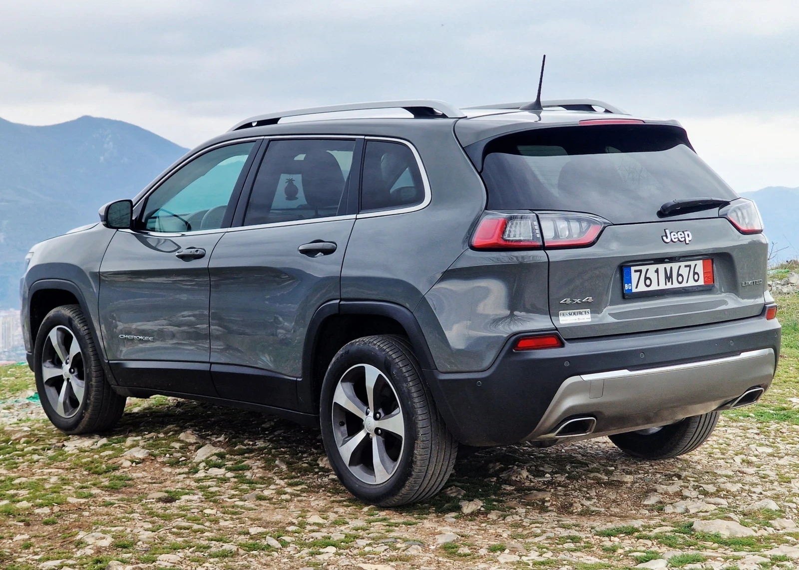 Jeep Cherokee LIMITED 3.2 V6 Nardo Gray-Carfax, снимка 3 - Автомобили и джипове - 54416062