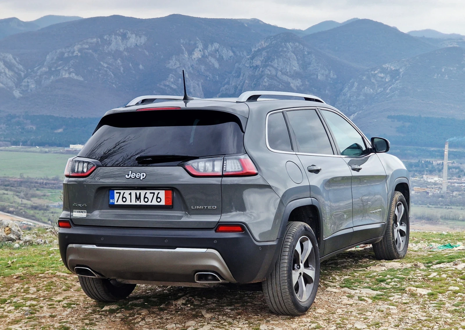 Jeep Cherokee LIMITED 3.2 V6 Nardo Gray-Carfax, снимка 4 - Автомобили и джипове - 54416062