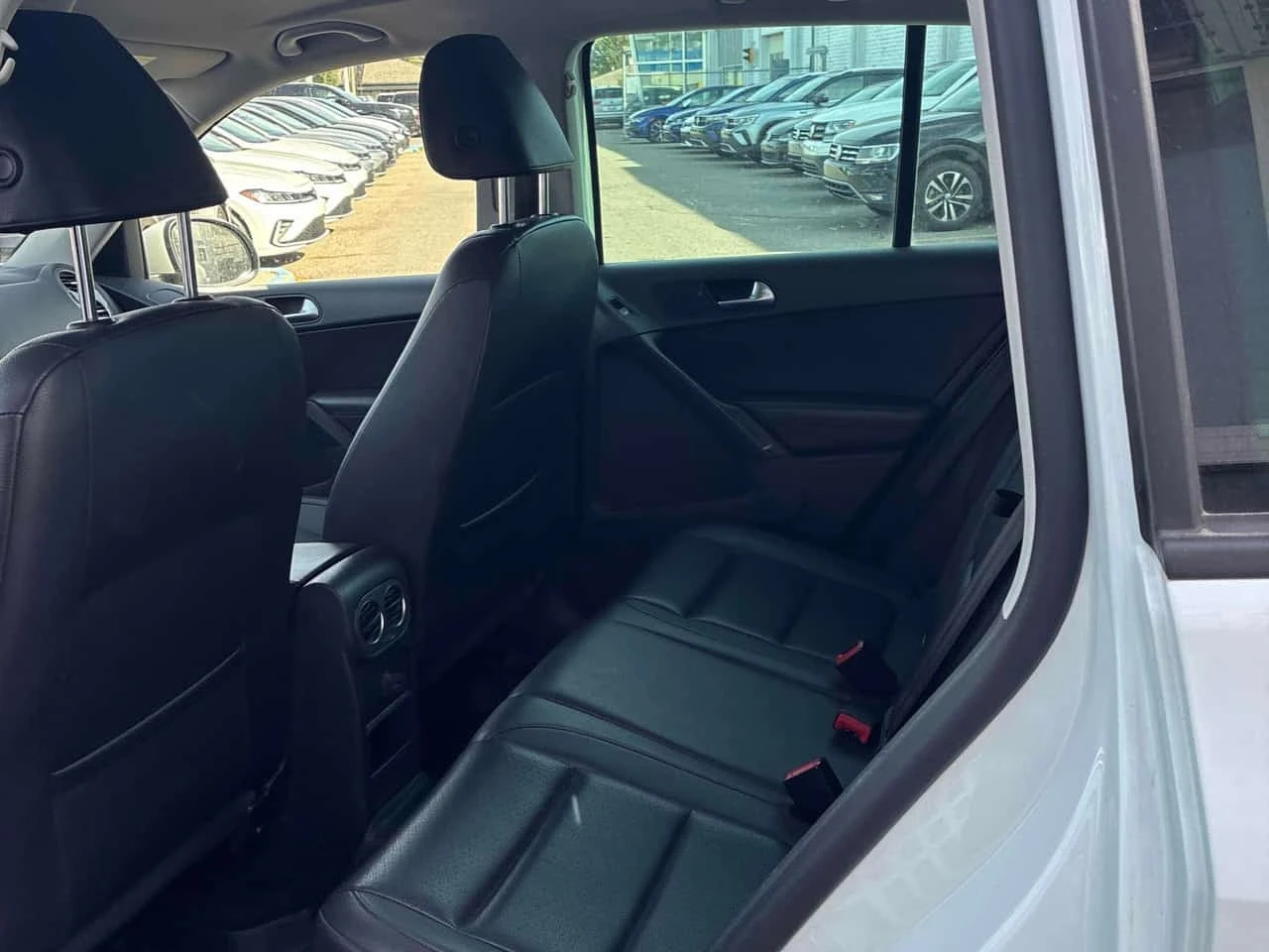 VW Tiguan * Wolfsburg Edition* CARFAX* ОПЦИЯ ЗА ФИНАНСИРАНЕ, снимка 13 - Автомобили и джипове - 56202439
