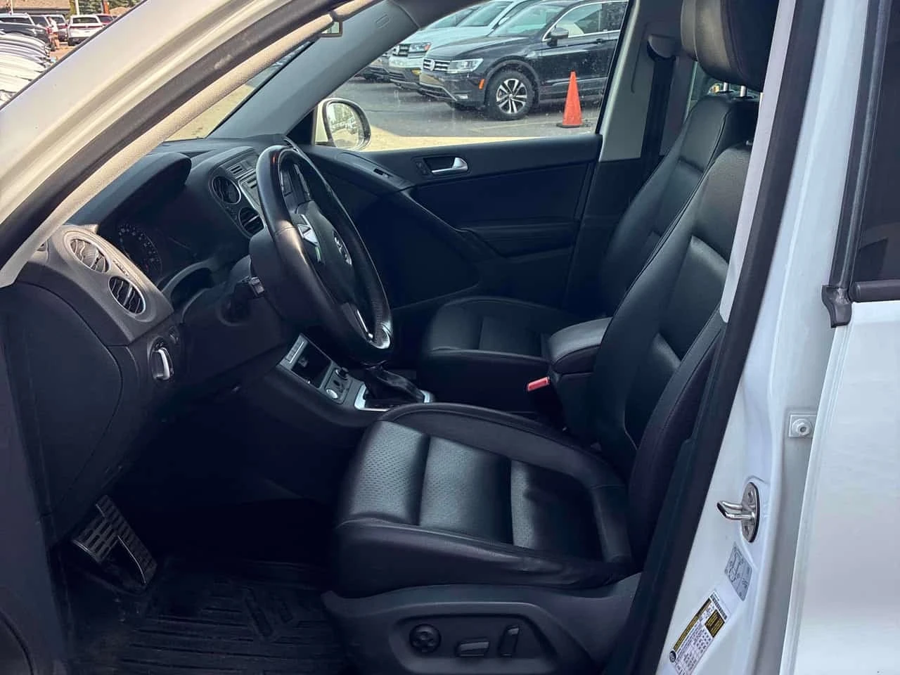 VW Tiguan * Wolfsburg Edition* CARFAX* ОПЦИЯ ЗА ФИНАНСИРАНЕ, снимка 12 - Автомобили и джипове - 56202439