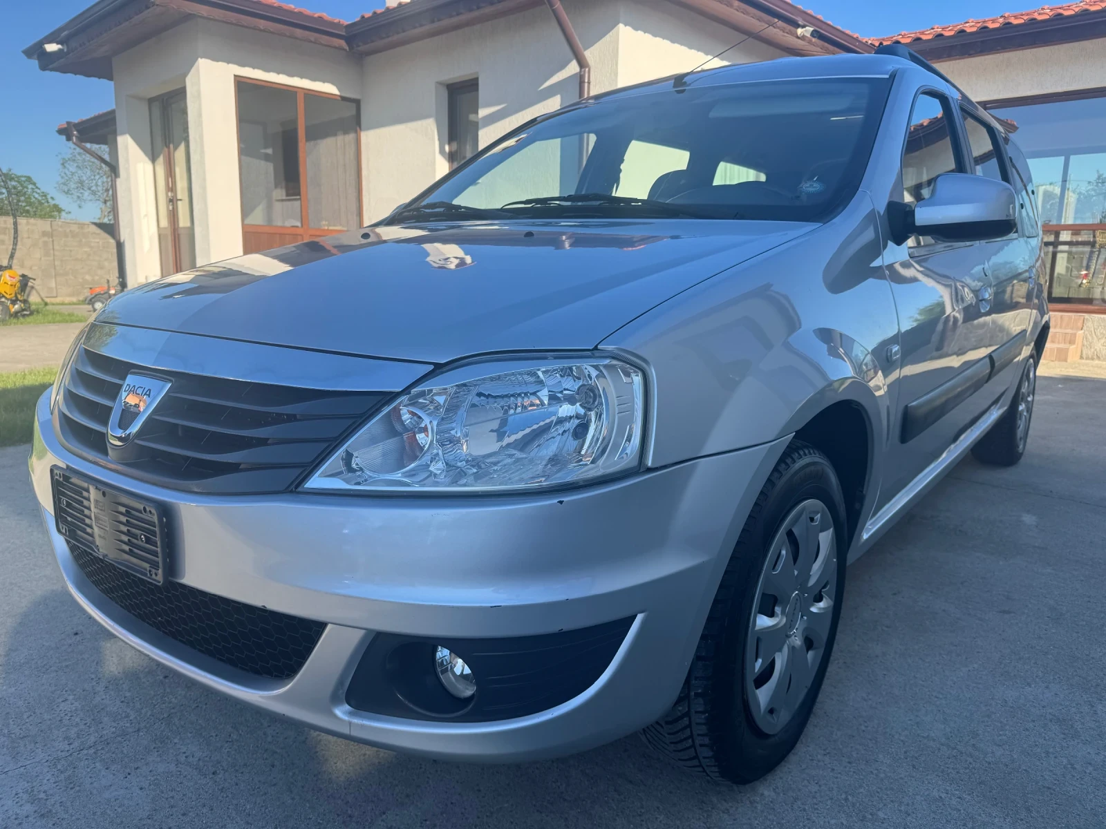 Dacia Logan 1.6i с GPL  / 6+ 1 места  - изображение 2