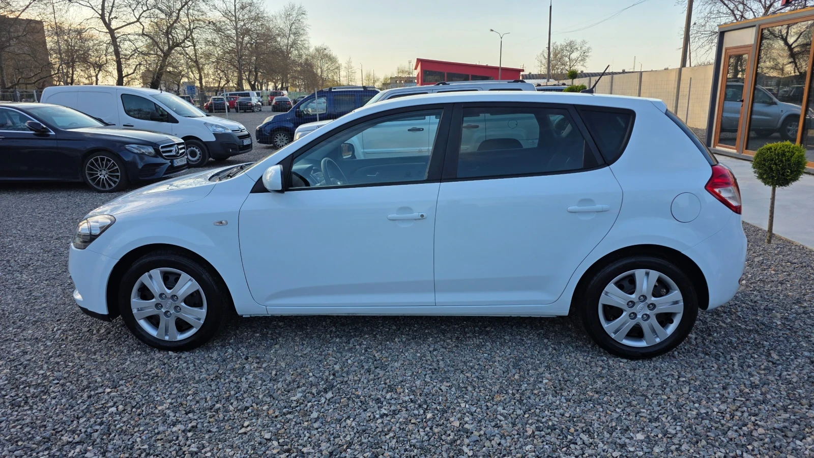 Kia Ceed 1.6 CRDI, снимка 7 - Автомобили и джипове - 54142229