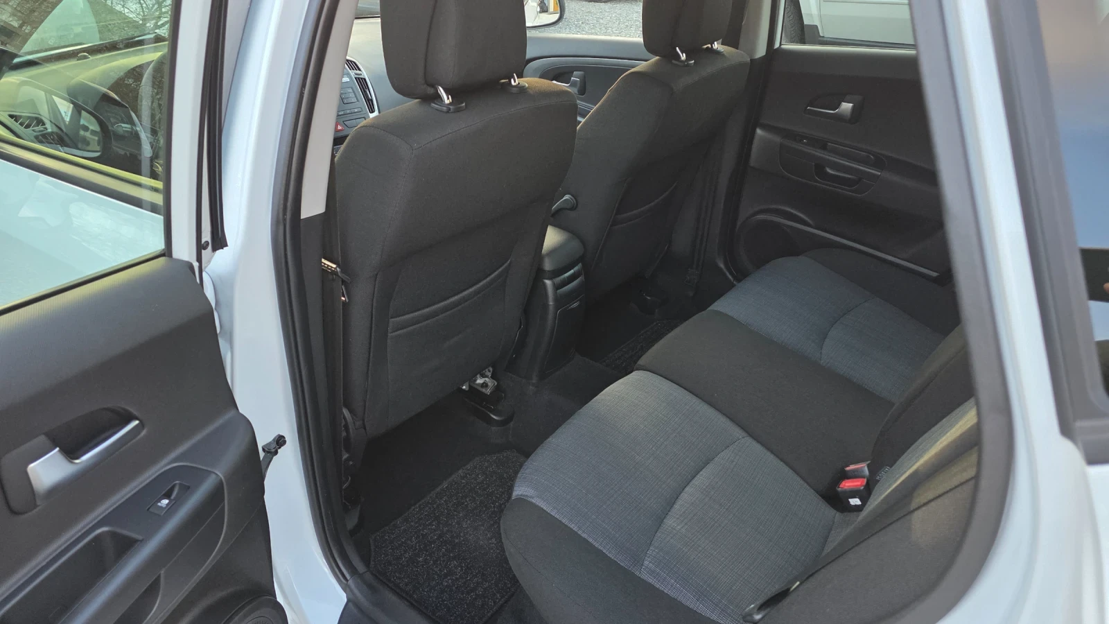 Kia Ceed 1.6 CRDI, снимка 9 - Автомобили и джипове - 54142229