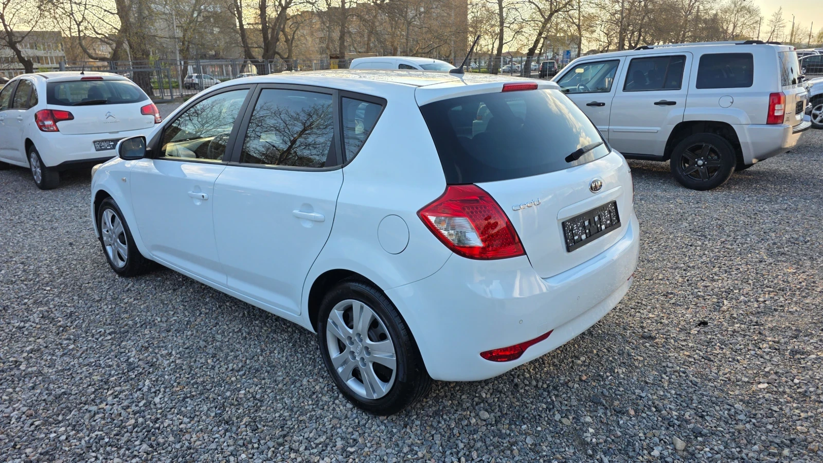 Kia Ceed 1.6 CRDI, снимка 6 - Автомобили и джипове - 54142229