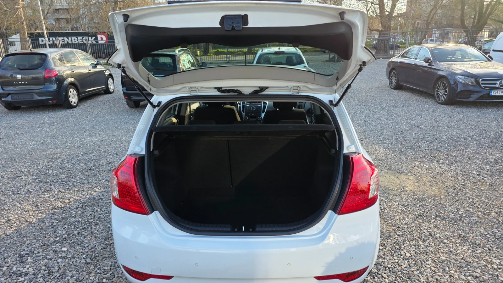 Kia Ceed 1.6 CRDI, снимка 13 - Автомобили и джипове - 54142229