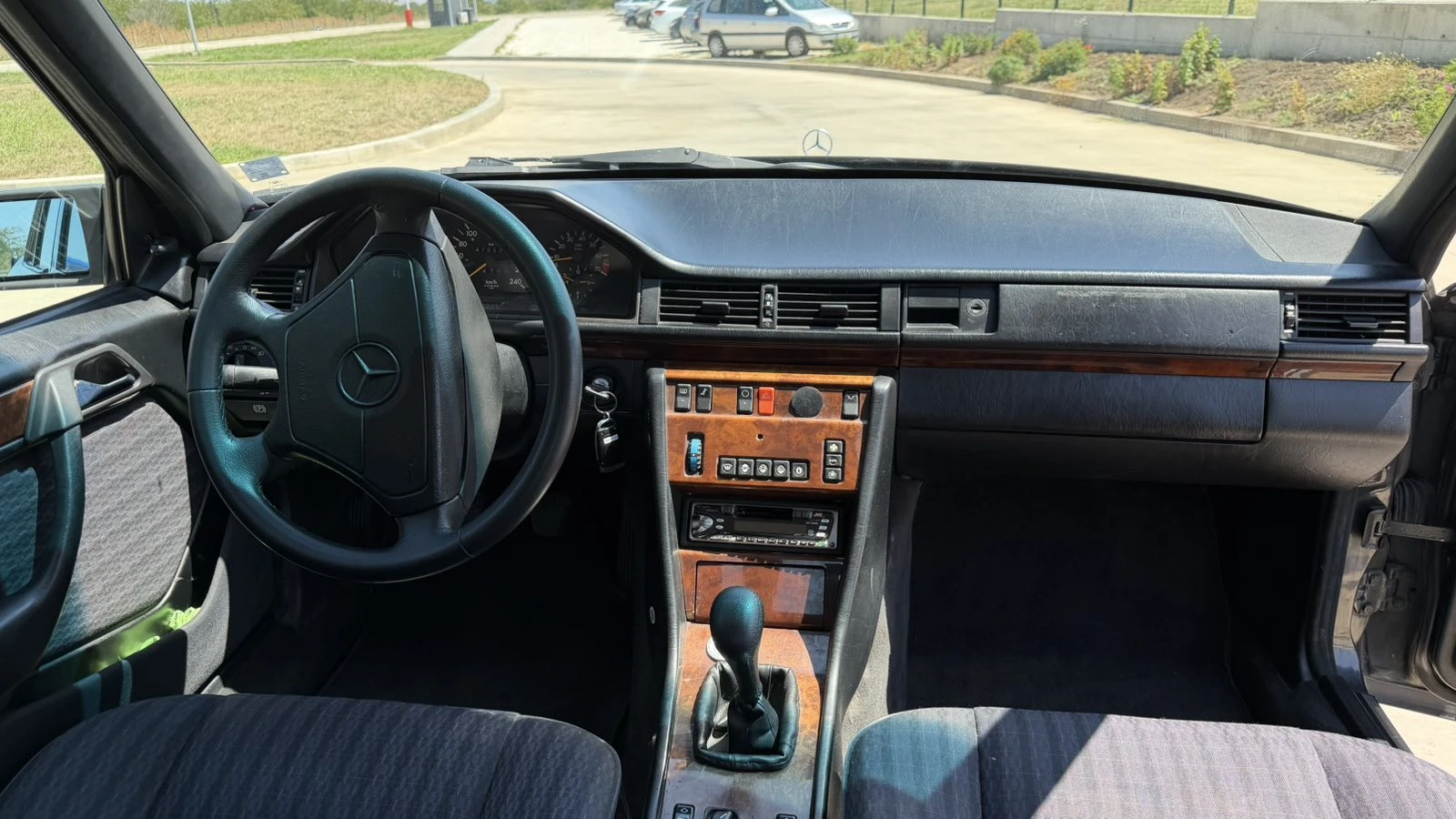 Mercedes-Benz E 200, снимка 9 - Автомобили и джипове - 55836679