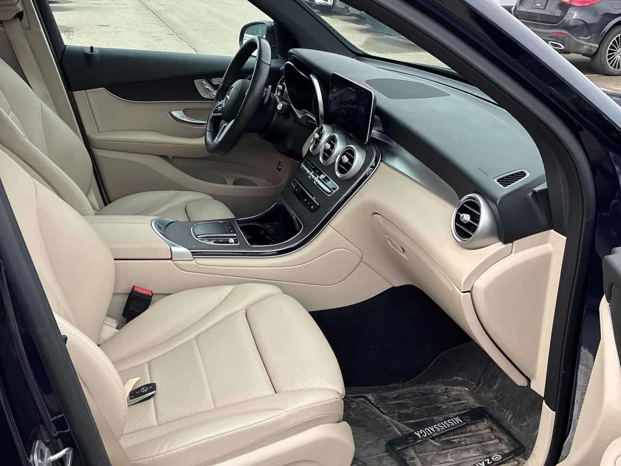 Mercedes-Benz GLC 300 ПАНОРАМА/ПРЕДСТАВИТЕЛСТВО НА MERCEDES, снимка 13 - Автомобили и джипове - 54061956