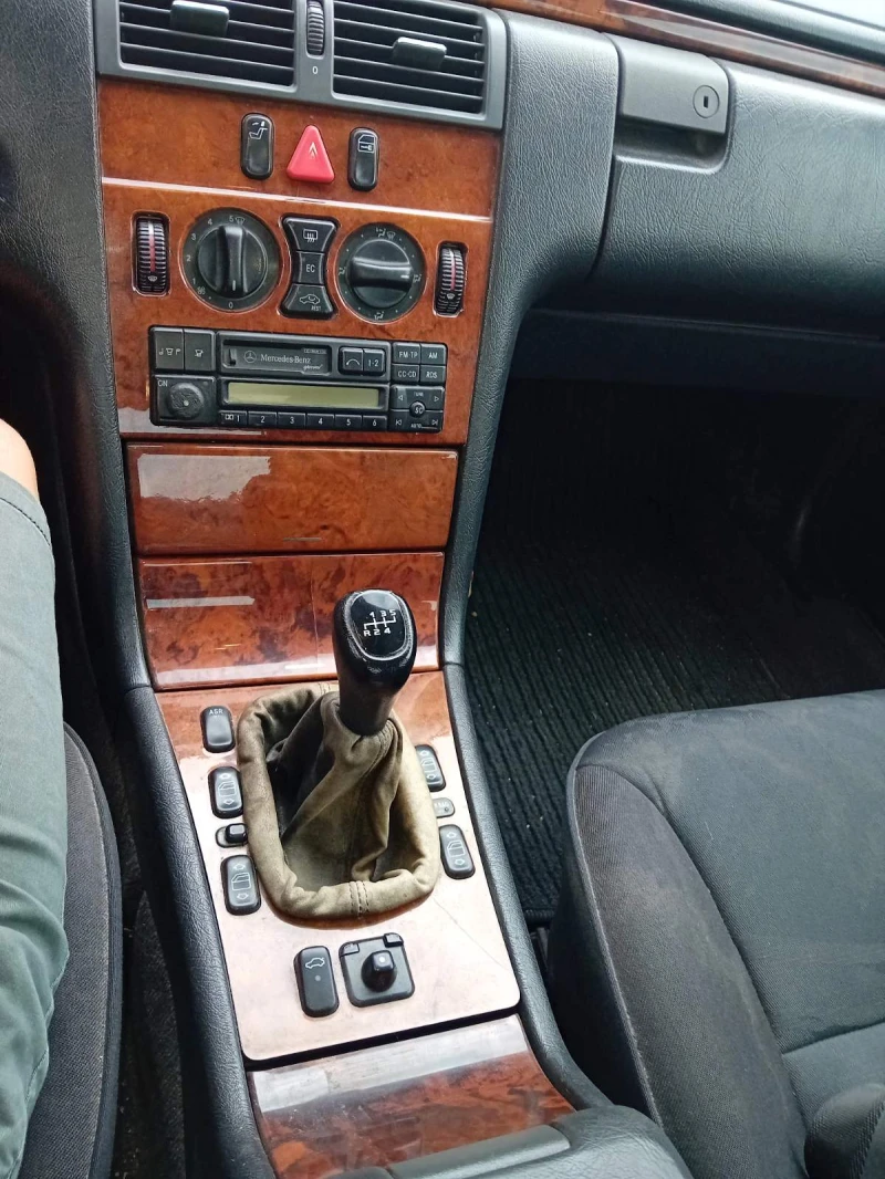 Mercedes-Benz E 290, снимка 11 - Автомобили и джипове - 51515877