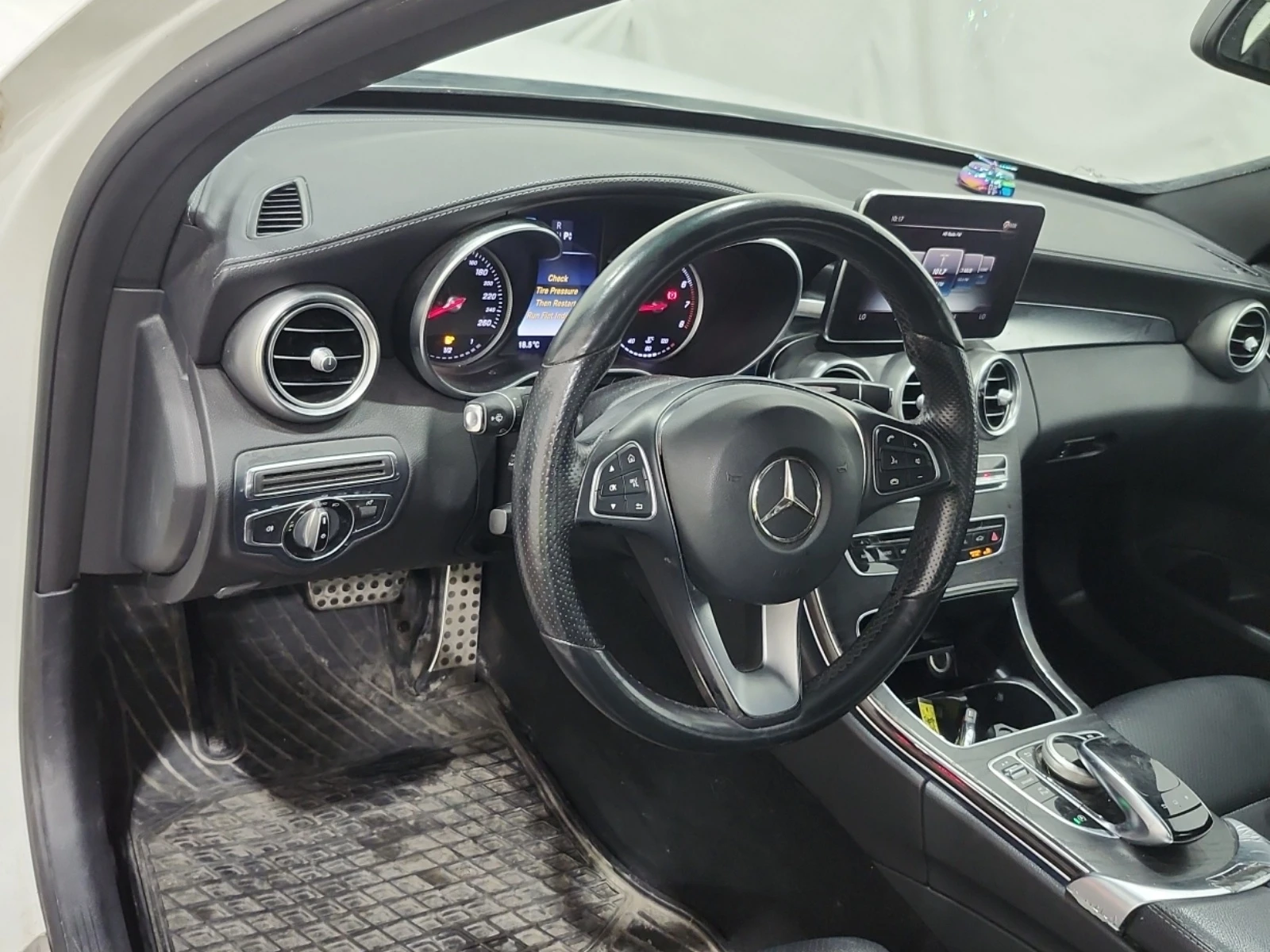 Mercedes-Benz C 300 4MATIC * * CARFAX * * АВТО КРЕДИТ * * , снимка 6 - Автомобили и джипове - 54827577