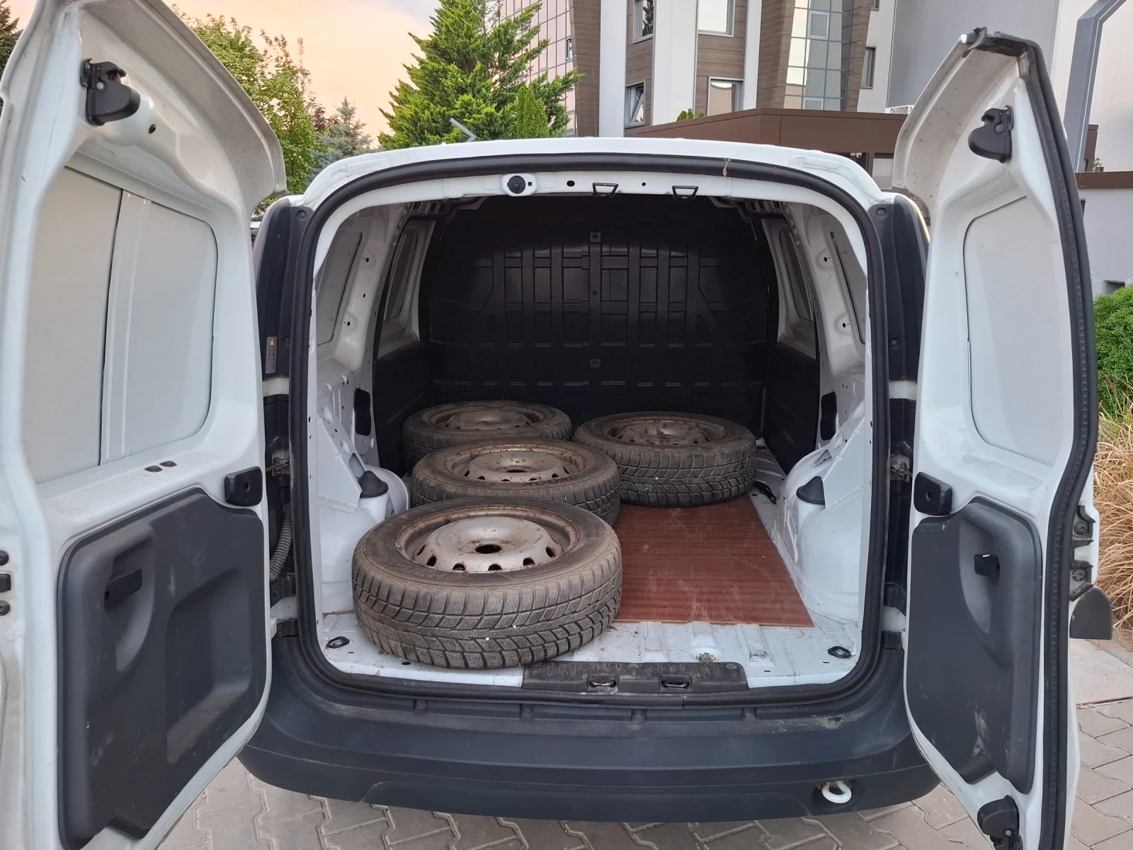 Dacia Logan 1.5DCI* (75кс)* KLIMATIK* НОВ ВНОС* , снимка 17 - Автомобили и джипове - 55710830