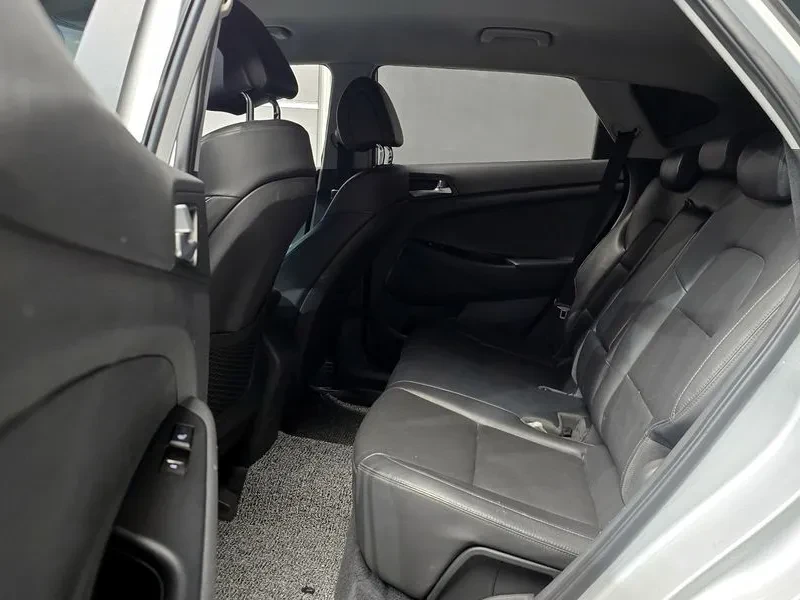 Hyundai Tucson 2.0 4Wd Style, снимка 13 - Автомобили и джипове - 53561634