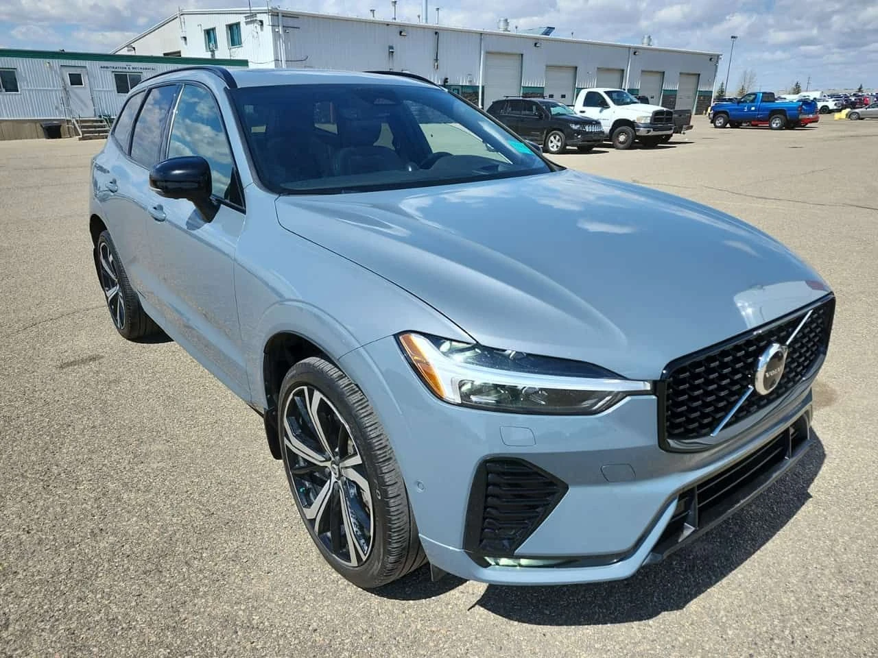 Volvo XC60 * R Design * ПАНОРАМА* KEYLESS* + ГУМИ * , снимка 2 - Автомобили и джипове - 54474032